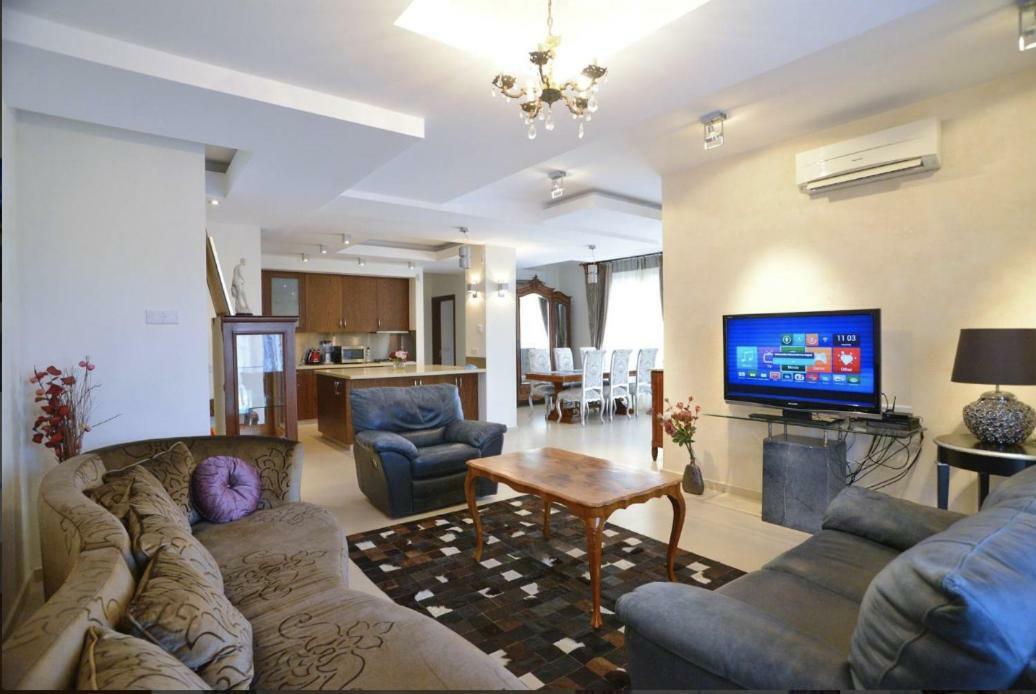 Appartement Huge Penthouse With Private Pool à Paphos Extérieur photo